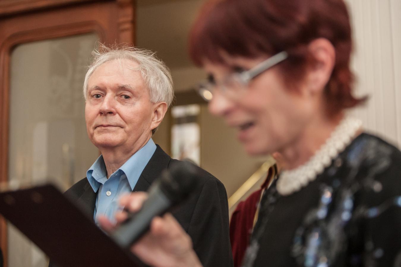 Premiéru předznamenala vernisáž výstavy děl výtvarníků združených kolem malíře Jana Jünglinga, kterou uvedla Lída Vlášková, foto Jiří Sejkora