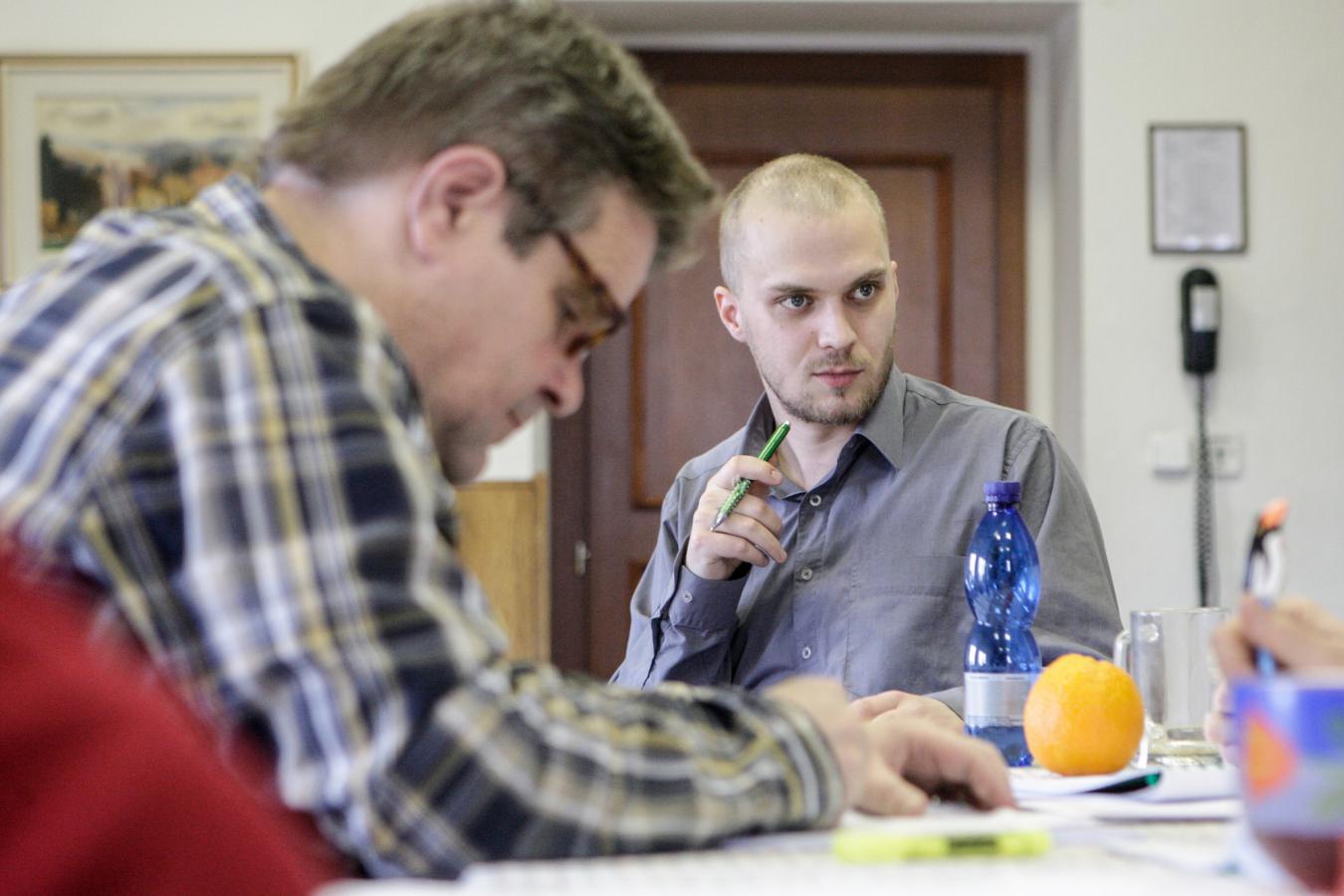 Režisér Adam Doležal s Lexou Postlerem na zahajovací zkoušce, foto Jiří Sejkora