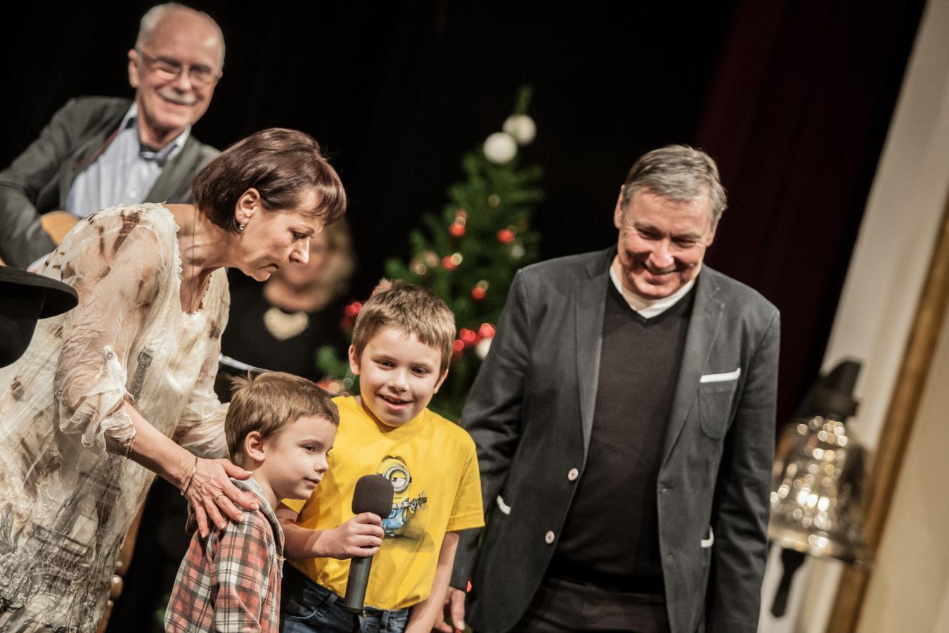Dáša Novotná s ředitelem Petrem Dohnalem a dvěma odvážlivci z publika, foto Jiří Sejkora