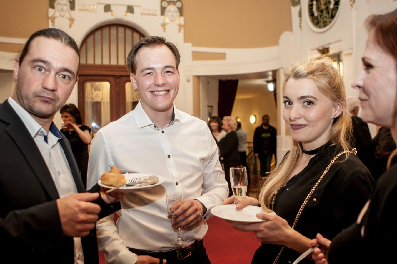 Na Pepu Lásku byla patřičně hrdá nejen jeho partnerka Eliška Dohnalová, ale i kolegové Láďa Špiner a Petra Janečková, foto Jiří Sejkora