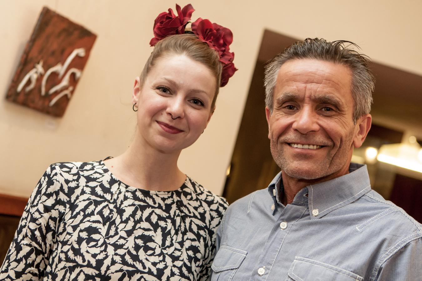Autorka kostýmů Lucie Šperlová se na popremiérovém rautu ve foyer nechala zvěčnit s Martinem Mejzlíkem, foto Jiří Sejkora