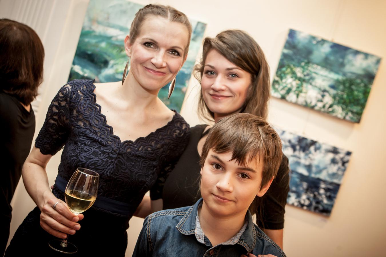 Martina Sikorová s Veronikou Mackovou a jejím bráškou Tomášem jako na klasické rodinné fotografii do rámečku, foto Jiří Sejkora