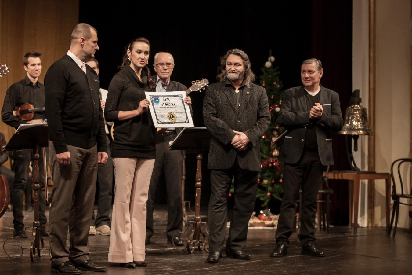 Šek pardubického Lions Clubu pro nemocnou Štěpánku, foto Jiří Sejkora 