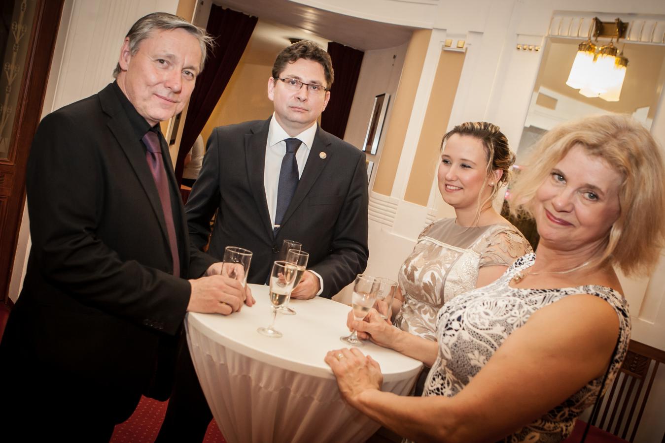 Petr Dohnal s Jindrou Janouškovou se po premiéře sešli s generálním ředitelem společnosti Synthesia Josefem Liškou a jeho paní, kteří reprezentovali našeho generálního partnera, foto Jiří Sejkora