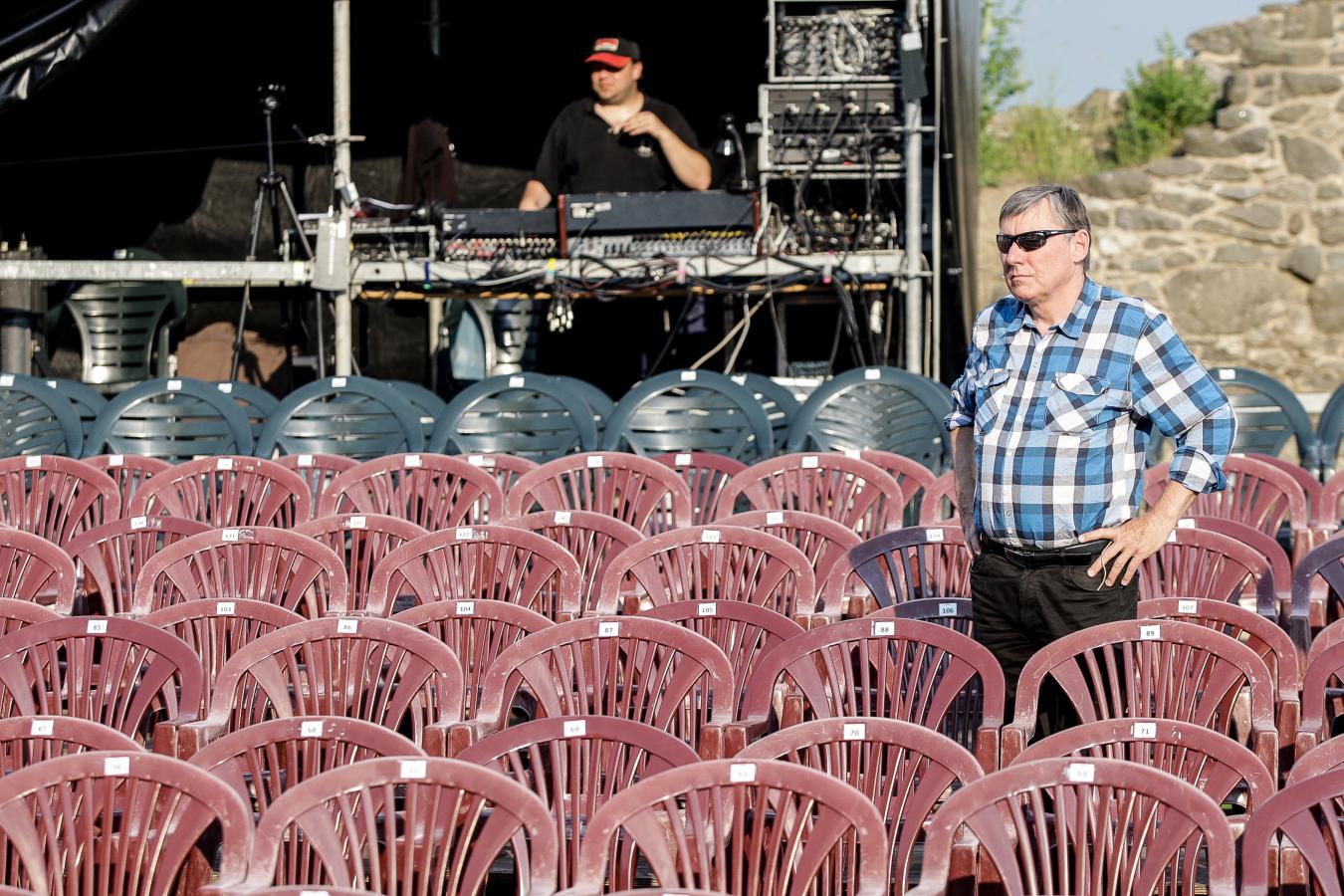 Ředitel Petr Dohnal, jenž v Joevi také hraje, pečlivě dohlížel na přípravu prvního vystoupení před diváky, foto Jiří Sejkora