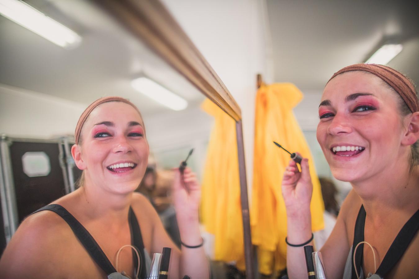Veronika Malá v improvizované šatně při převtělování v princeznu Bosanu, foto Jiří Sejkora 