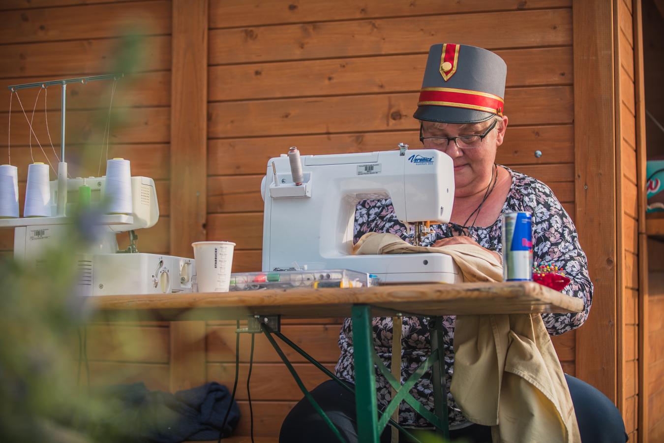 Krejčová Jaroslava Krejčová při posledních úpravách kostýmů přímo na Kuňce, foto Jiří Sejkora