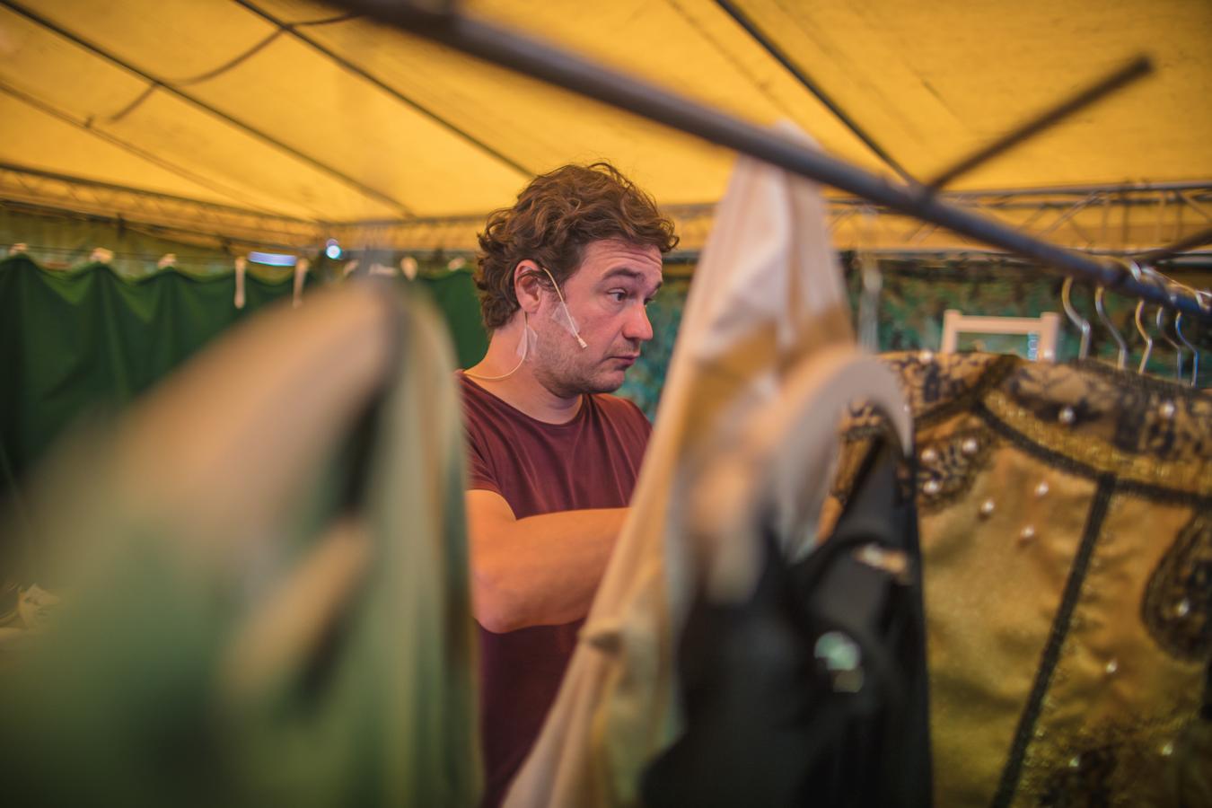 Láďa Špiner v pánské šatně při hledání svého kostýmu krále Pikoly, foto Jiří Sejkora