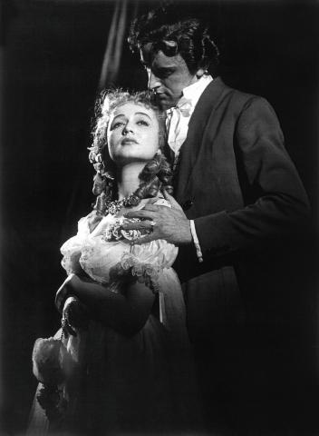 B. Bohdanová s K. Urbánkem v Manon Lescaut, VČD 1954