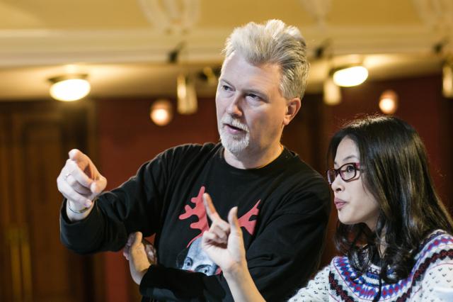 Radovan Lipus s kostýmní výtvarnicí Ha Thanh Nguyen na zkoušce Duše - krajiny širé, foto Jan Faukner