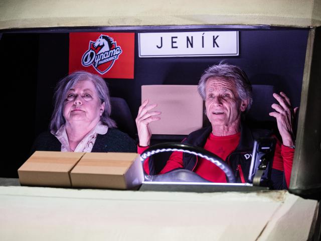 KURÝR MÁ ZPOŽDĚNÍ 