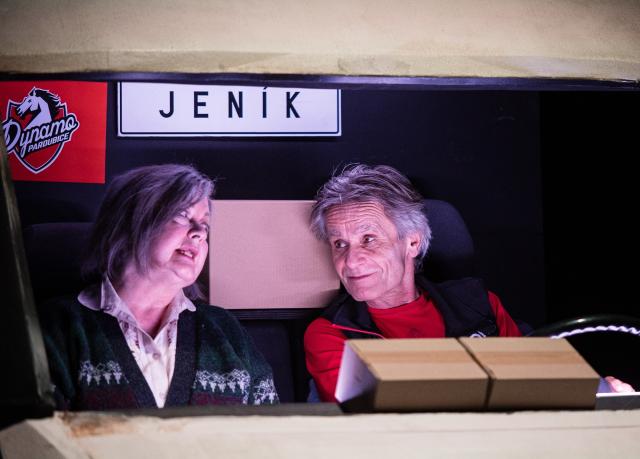 KURÝR MÁ ZPOŽDĚNÍ 