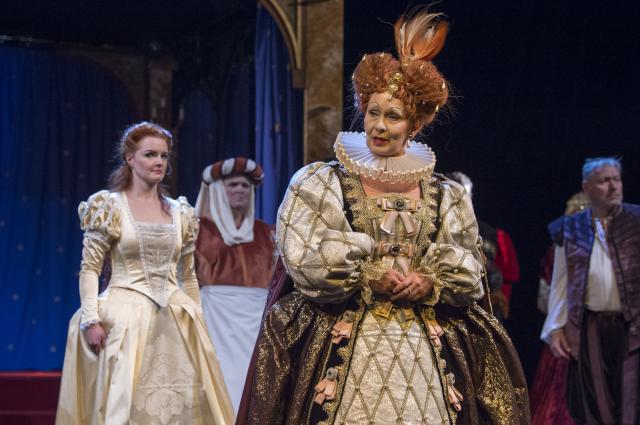 S Janou Ondruškovou, Alexandrem Postlerem a Petrem Dohnalem jako královna Alžběta I. v Zamilovaném Shakespearovi, 2018, foto Josef Vostárek 