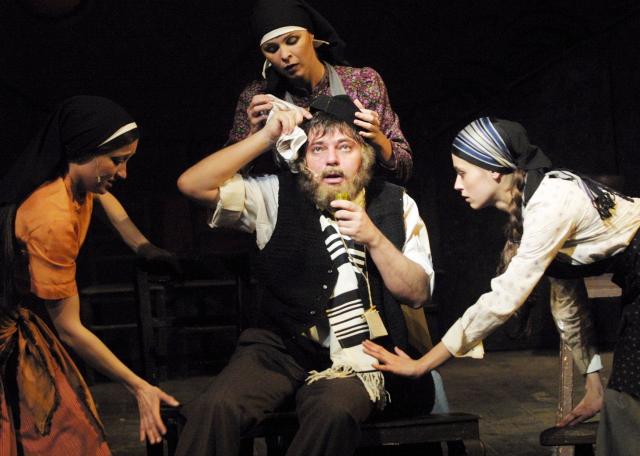 Jako Tovje s Michaelou Frkalovou, Petrou Janečkovou a Lucií Štěpánkovou v Šumaři na střeše, 2002, foto Michal Klíma