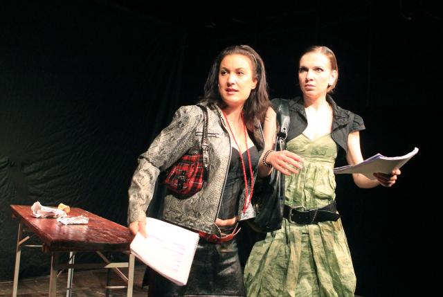 Lia Bugnar / Kosti pro Otta (Tady jsou vaše peníze):
Kristina Jelínková a Martina Sikorová, foto Michal Klíma