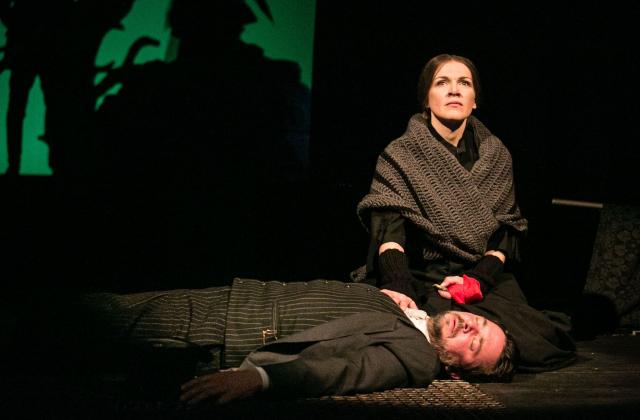 Martina Sikorová jako Božena Němcová (s Tomášem Lněničkou) ve hře Jako břitva, foto Jan Faukner, 2021