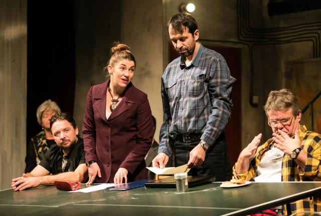 Veronika Malá s Ludmilou Mecerodovou, Tomášem Lněničkou, Radkem Žákem a Alexandrem Postlerem, Společenstvo vlastníků, 2019, foto Jan Faukner
