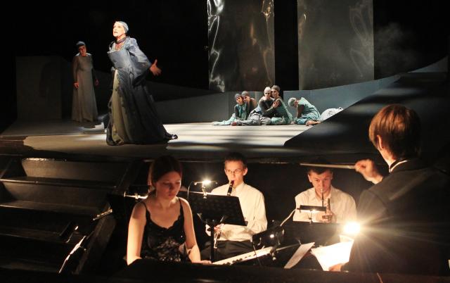 Ludmila Mecerodová, Zdena Bittlová, sbor a orchestr, foto Michal Klíma