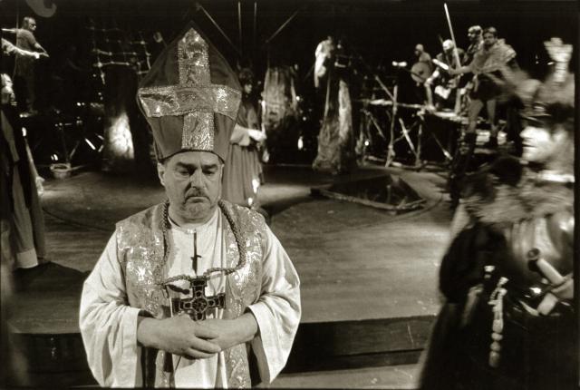 Petr Hübner jako Biskup Mikuláš v Nápadnících trůnu, VČD 2000